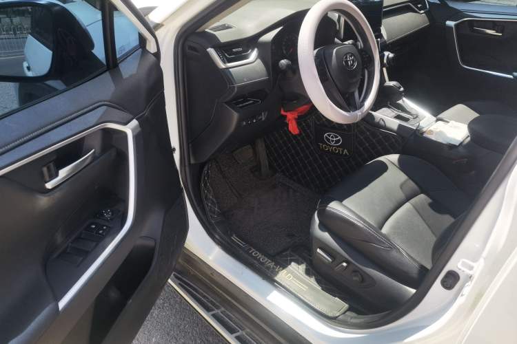 Used Toyota Wildlander 2021 2.0L CVT 4x4 Luxury Edition Driver Seat