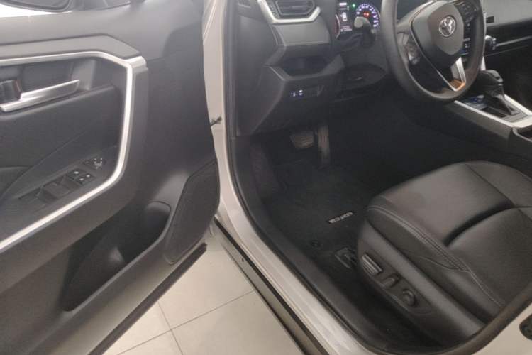 Used Toyota Wildlander 2021 2.0L CVT Two-Wheel Drive Luxury Edition Driver Seat