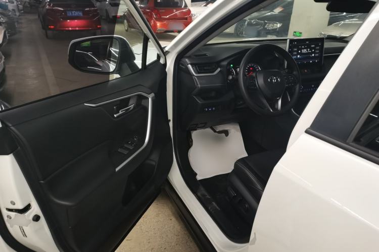 Used Toyota Wildlander 2021 2.0L CVT Two-Wheel Drive Luxury Edition Driver Seat