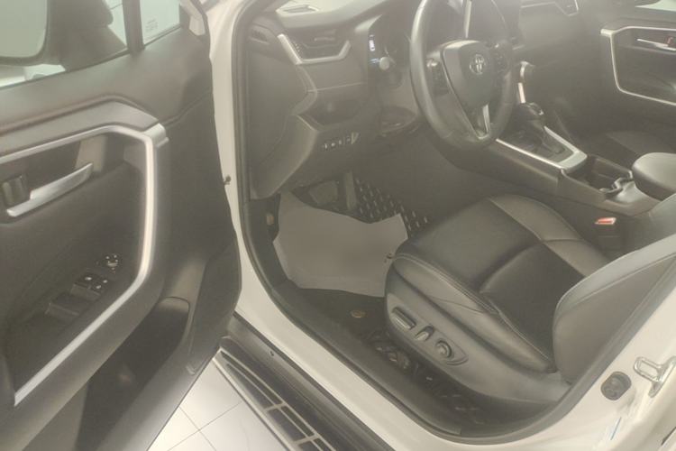 Used Toyota Wildlander 2021 2.0L CVT 4x4 Luxury Edition Driver Seat