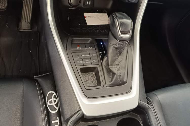 Used Toyota Wildlander 2021 2.0L CVT 4x4 Luxury Edition Gear Lever