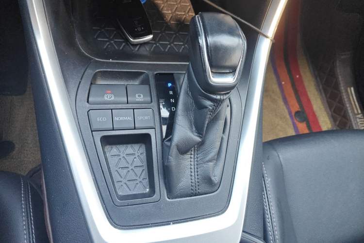 Used Toyota Wildlander 2021 2.0L CVT Two-Wheel Drive Luxury Edition Gear Lever