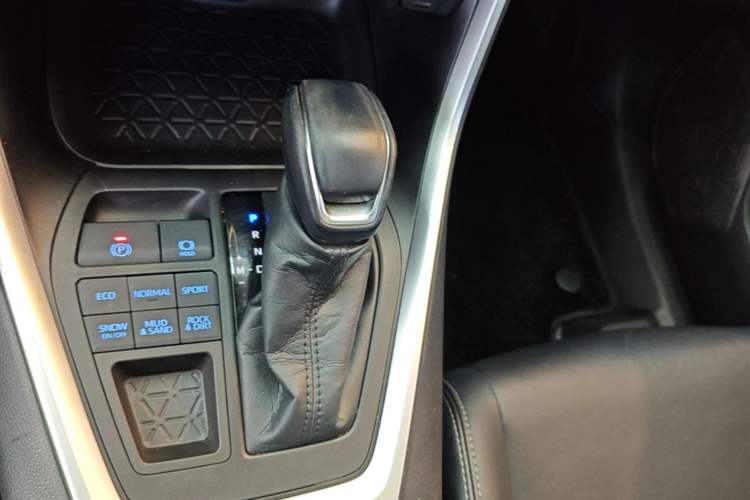 Used Toyota Wildlander 2021 2.0L CVT 4x4 Luxury Edition Gear Lever