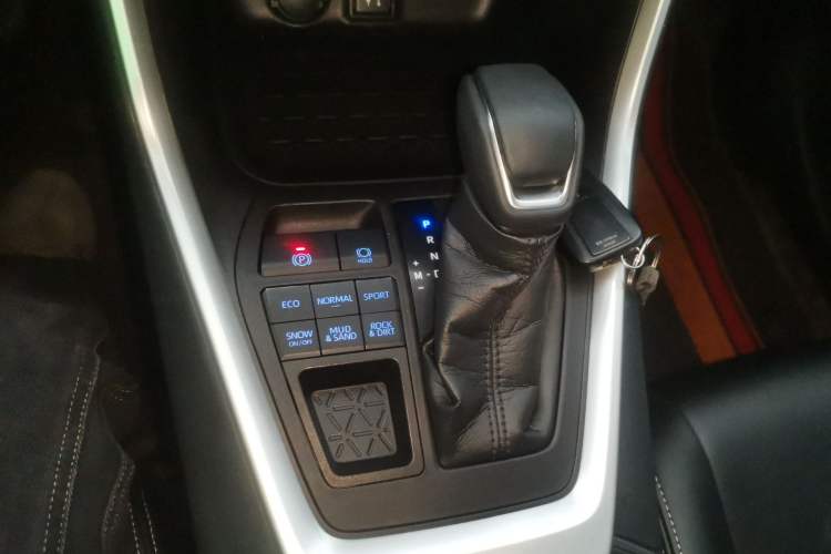 Used Toyota Wildlander 2021 2.0L CVT 4x4 Luxury Edition Gear Lever