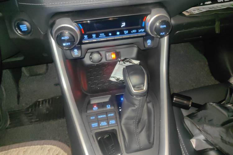 Used Toyota Wildlander 2021 2.0L CVT 4x4 Luxury Edition Gear Lever