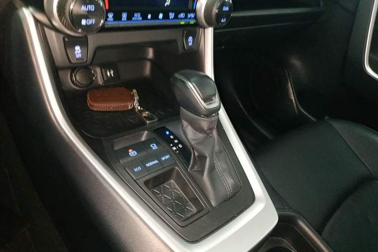 Used Toyota Wildlander 2021 2.0L CVT Two-Wheel Drive Luxury Edition Gear Lever
