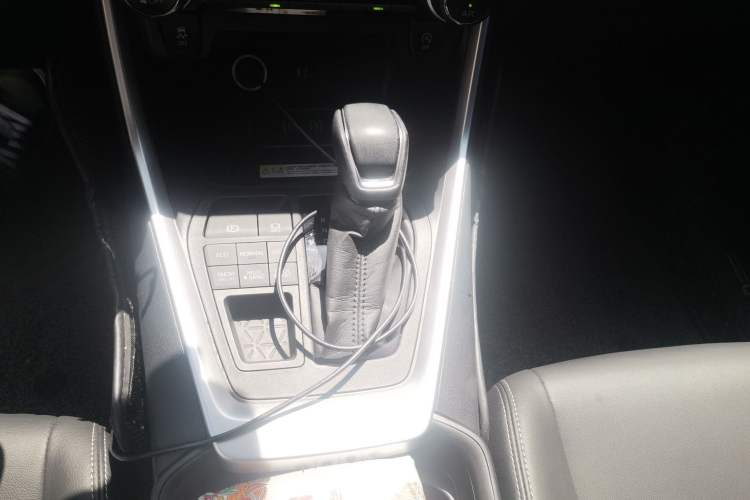 Used Toyota Wildlander 2021 2.0L CVT 4x4 Luxury Edition Gear Lever