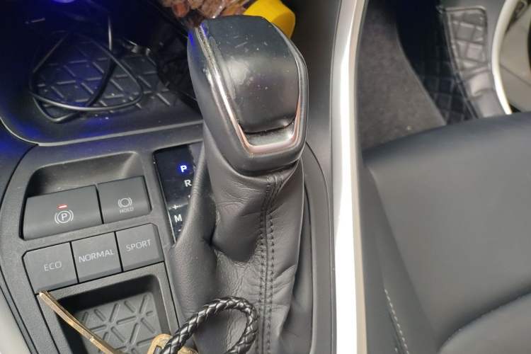 Used Toyota Wildlander 2021 2.0L CVT Two-Wheel Drive Luxury Edition Gear Lever