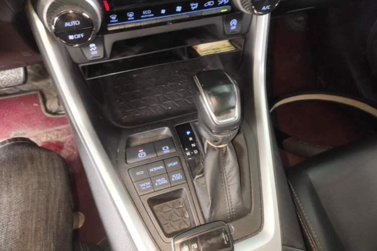 Used Toyota Wildlander 2021 2.0L CVT 4x4 Luxury Edition Gear Lever