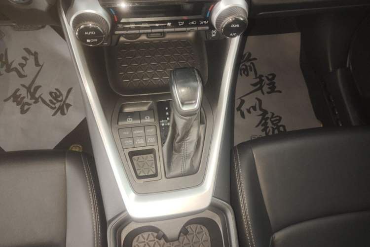 Used Toyota Wildlander 2021 2.0L CVT 4x4 Luxury Edition Gear Lever