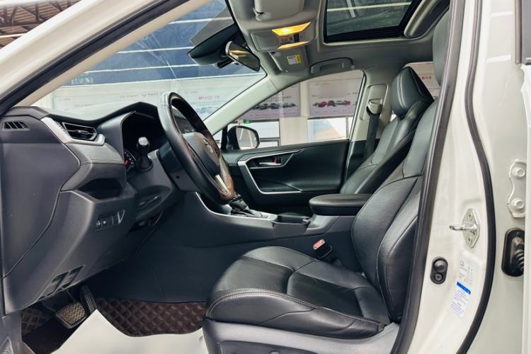 Used Toyota Wildlander 2021 2.0L CVT 4x4 Luxury Edition Interior 2