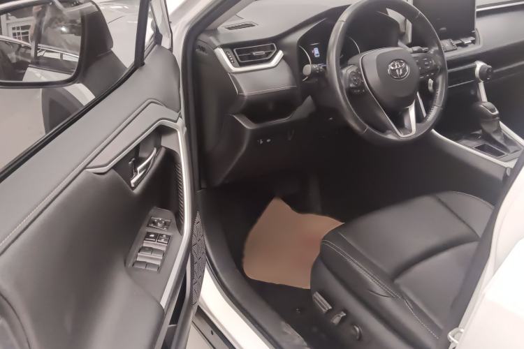 Used Toyota Wildlander 2021 2.0L CVT Two-Wheel Drive Luxury Edition Interior 2