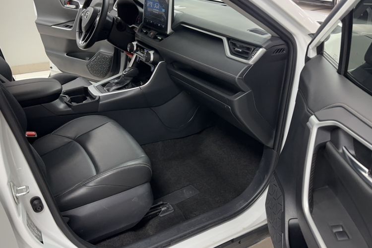 Used Toyota Wildlander 2021 2.0L CVT 4x4 Luxury Edition Interior 2