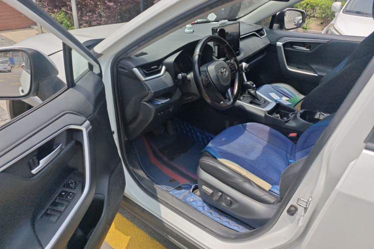 Used Toyota Wildlander 2021 2.0L CVT Two-Wheel Drive Luxury Edition Interior 3