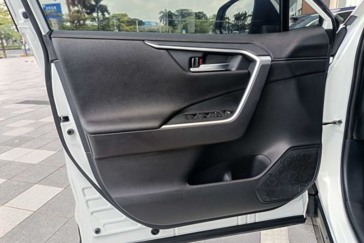 Used Toyota Wildlander 2021 2.0L CVT Two-Wheel Drive Luxury Edition Interior 3