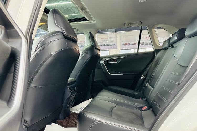 Used Toyota Wildlander 2021 2.0L CVT 4x4 Luxury Edition Interior 3