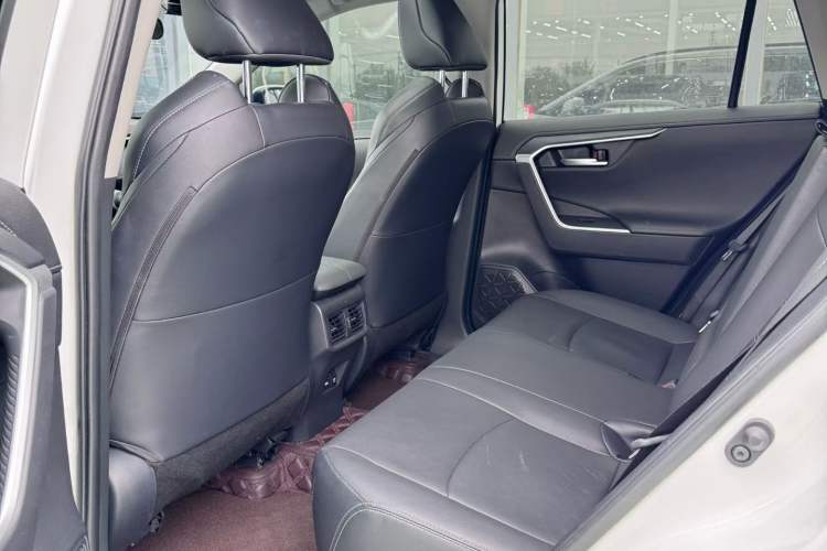 Used Toyota Wildlander 2021 2.0L CVT Two-Wheel Drive Luxury Edition Interior 3