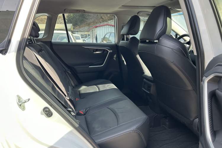 Used Toyota Wildlander 2021 2.0L CVT 4x4 Luxury Edition Interior 3