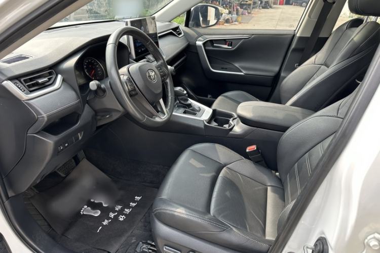 Used Toyota Wildlander 2021 2.0L CVT Two-Wheel Drive Luxury Edition Interior 4