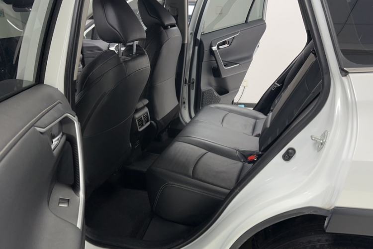 Used Toyota Wildlander 2021 2.0L CVT 4x4 Luxury Edition Interior 5