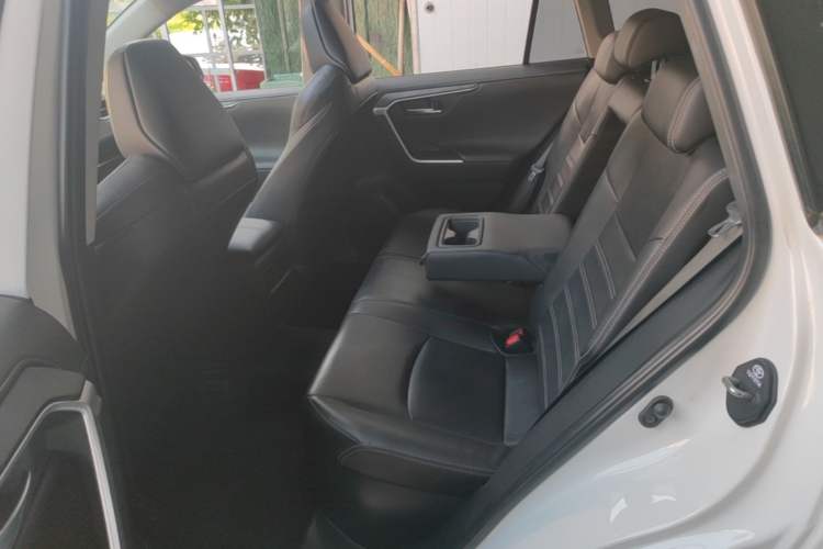 Used Toyota Wildlander 2021 Dual-Motor 2.5L E-CVT Four-Wheel Drive Luxury Edition Left Rear Seat