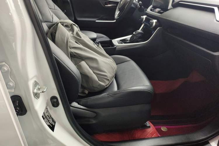 Used Toyota Wildlander 2021 2.0L CVT Two-Wheel Drive Luxury Edition Right Front Seat
