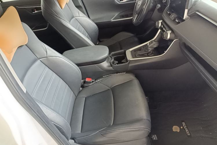 Used Toyota Wildlander 2021 2.0L CVT 4x4 Luxury Edition Right Front Seat