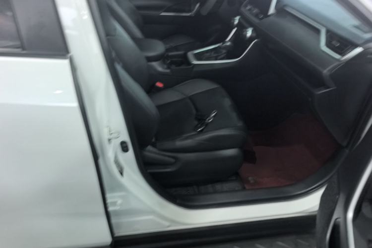 Used Toyota Wildlander 2021 2.0L CVT 4x4 Luxury Edition Right Front Seat