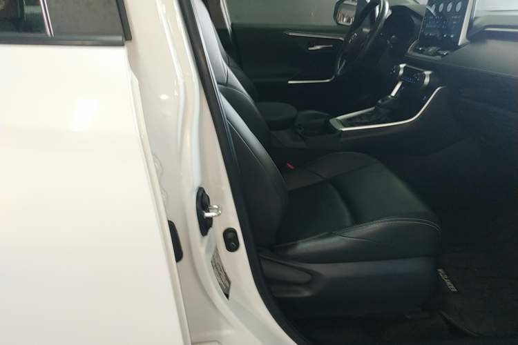 Used Toyota Wildlander 2021 2.0L CVT Two-Wheel Drive Luxury Edition Right Front Seat