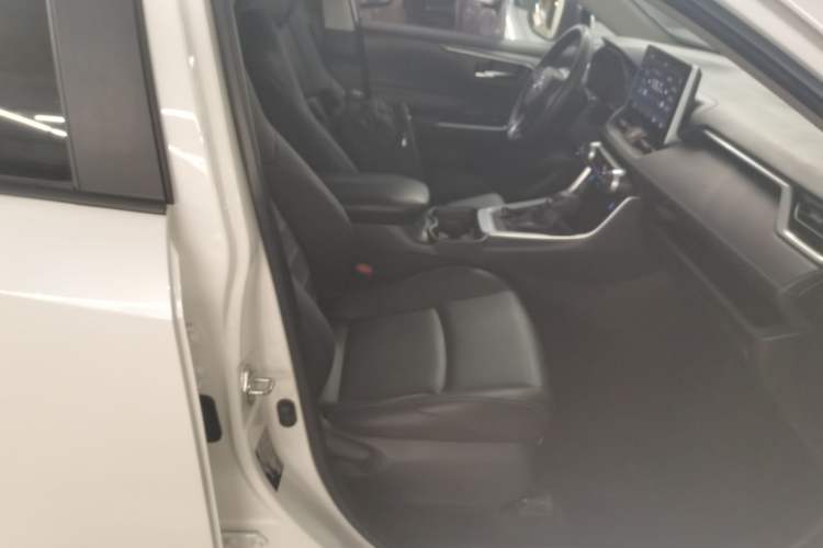 Used Toyota Wildlander 2021 2.0L CVT Two-Wheel Drive Luxury Edition Right Front Seat
