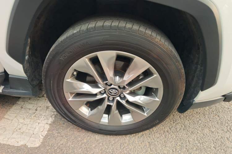Used Toyota Wildlander 2021 2.0L CVT 4x4 Luxury Edition Right Front Wheel Hub