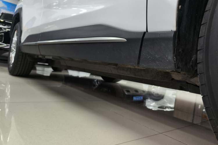 Used Toyota Wildlander 2021 2.0L CVT Two-Wheel Drive Luxury Edition Right Side Sill