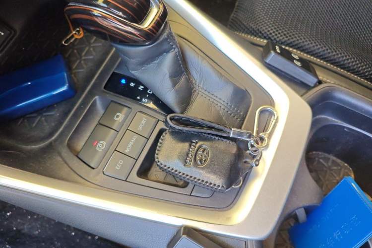 Used Toyota Wildlander 2021 Dual-Engine 2.5L E-CVT Two-Wheel Drive Luxury Edition Vehicle Key