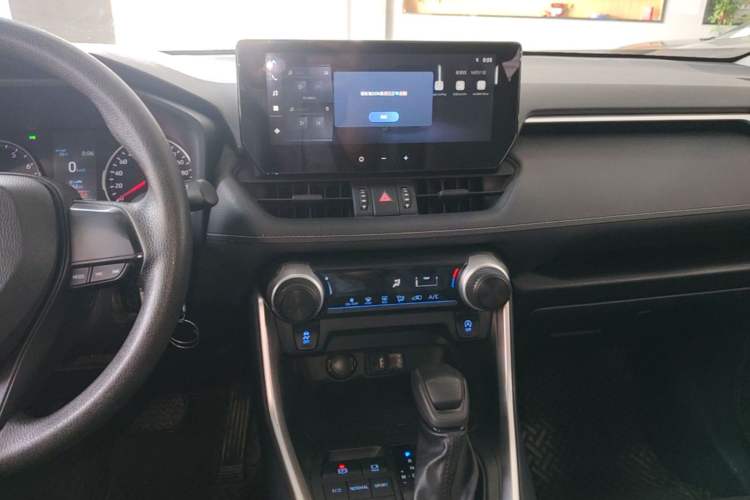 Used Toyota Wildlander 2022 Updated Version 2.0L CVT Two-Wheel Drive Leading Edition Audio And AC Panel
