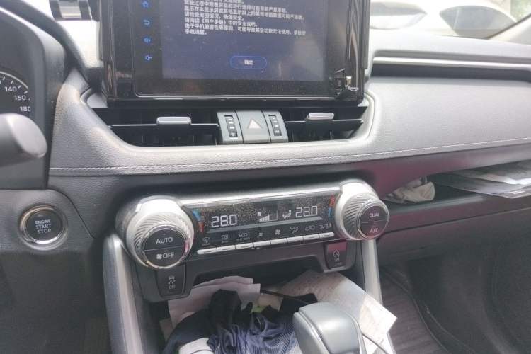 Used Toyota Wildlander 2022 Updated Version 2.0L CVT Two-Wheel Drive Leading Edition Audio And AC Panel