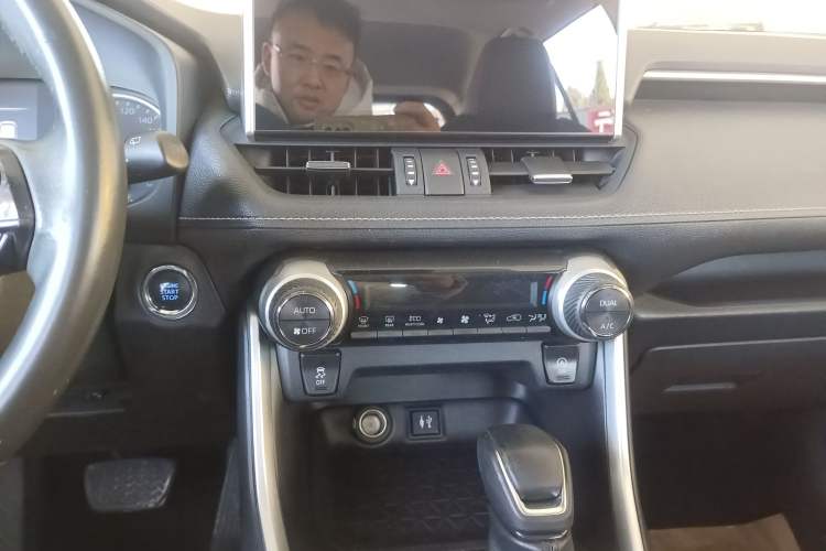 Used Toyota Wildlander 2022 2.0L CVT Two-Wheel Drive Luxury Edition Audio And AC Panel