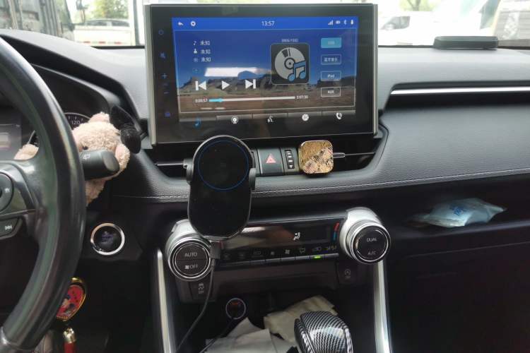 Used Toyota Wildlander 2022 2.0L CVT Two-Wheel Drive Luxury Edition Audio And AC Panel