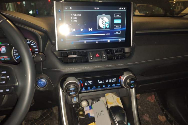 Used Toyota Wildlander 2022 Dual-Engine 2.5L E-CVT Two-Wheel Drive Luxury PLUS Edition Audio And AC Panel
