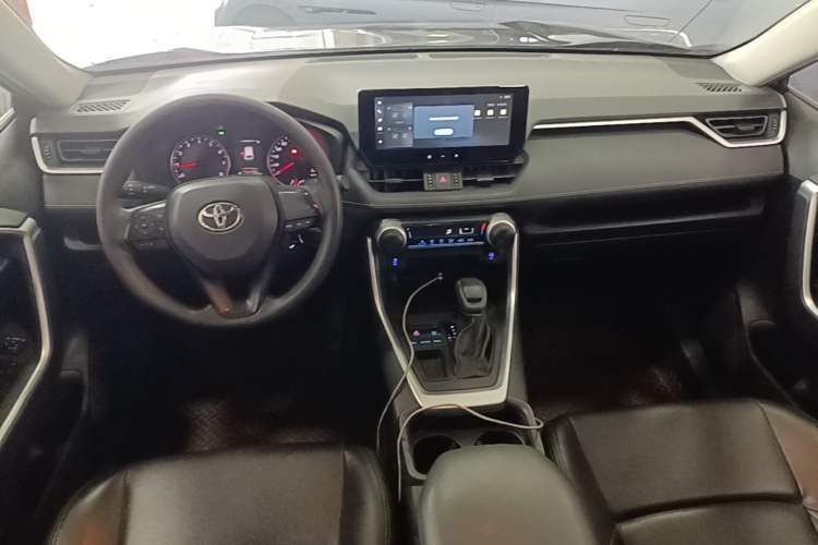 Used Toyota Wildlander 2022 Updated Version 2.0L CVT Two-Wheel Drive Leading Edition Center Console