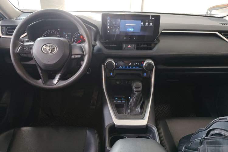 Used Toyota Wildlander 2022 Updated Version 2.0L CVT Two-Wheel Drive Leading Edition Center Console