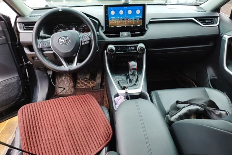 Used Toyota Wildlander 2022 2.0L CVT 4x4 Luxury PLUS Edition Center Console