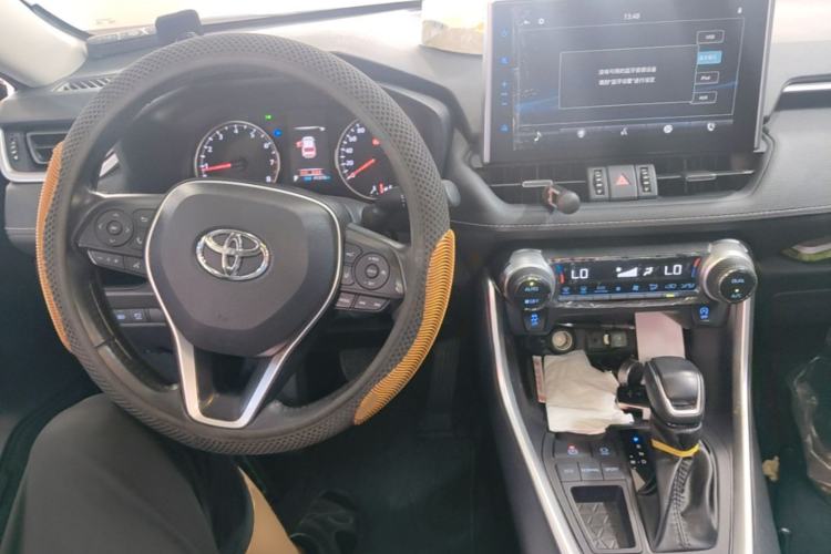 Used Toyota Wildlander 2022 2.0L CVT Two-Wheel Drive Luxury PLUS Edition Center Console