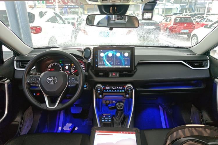 Used Toyota Wildlander 2022 2.0L CVT 4x4 Luxury PLUS Edition Center Console