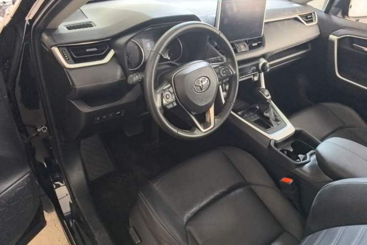 Used Toyota Wildlander 2022 2.0L CVT Two-Wheel Drive Luxury PLUS Edition Center Console