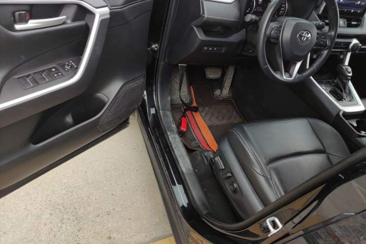 Used Toyota Wildlander 2022 2.0L CVT Two-Wheel Drive Luxury PLUS Edition Driver Seat
