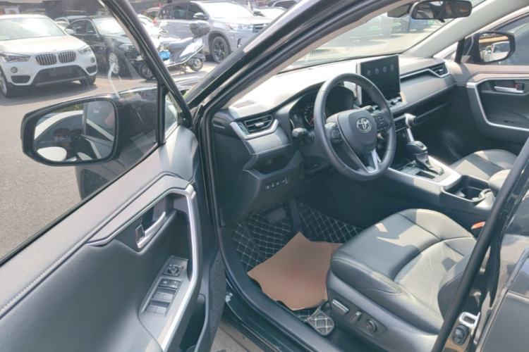 Used Toyota Wildlander 2022 2.0L CVT Two-Wheel Drive Luxury PLUS Edition Driver Seat