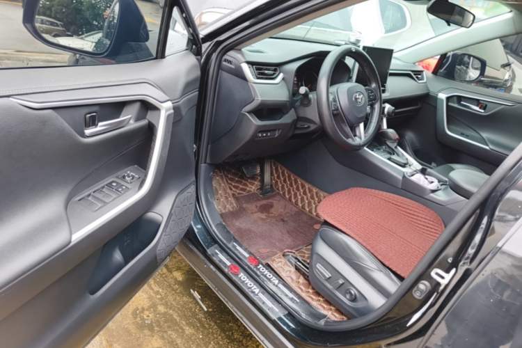 Used Toyota Wildlander 2022 2.0L CVT 4x4 Luxury PLUS Edition Driver Seat