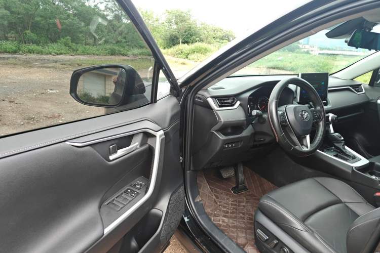Used Toyota Wildlander 2022 2.0L CVT Two-Wheel Drive Luxury PLUS Edition Driver Seat