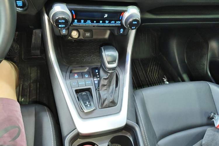 Used Toyota Wildlander 2022 2.0L CVT Two-Wheel Drive Luxury PLUS Edition Gear Lever