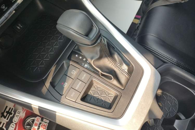 Used Toyota Wildlander 2022 Updated Version 2.0L CVT Two-Wheel Drive Leading Edition Gear Lever
